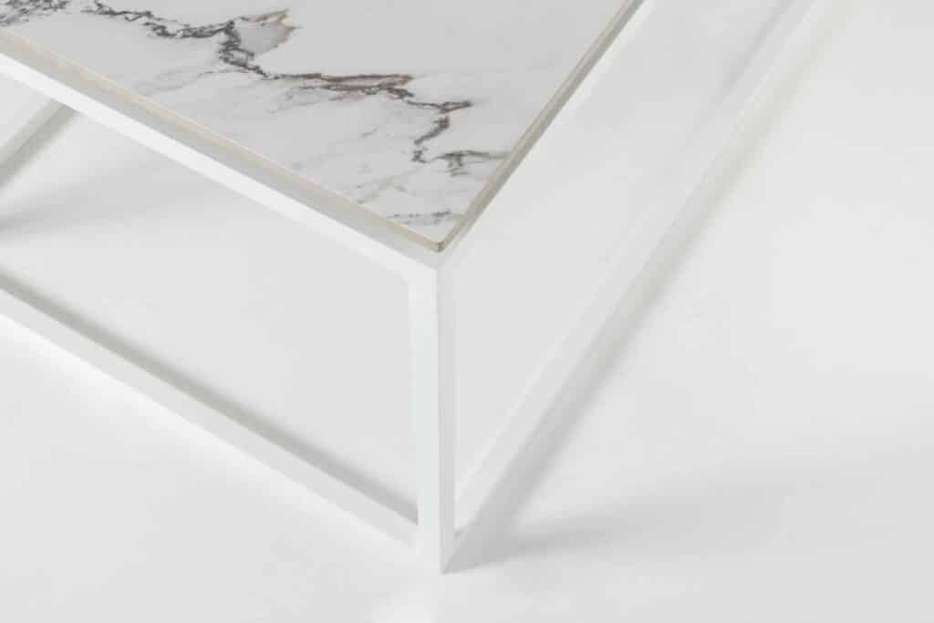 Las mesas de centro de aluminio con sobre de cerámico poseen un diseño y una estética única